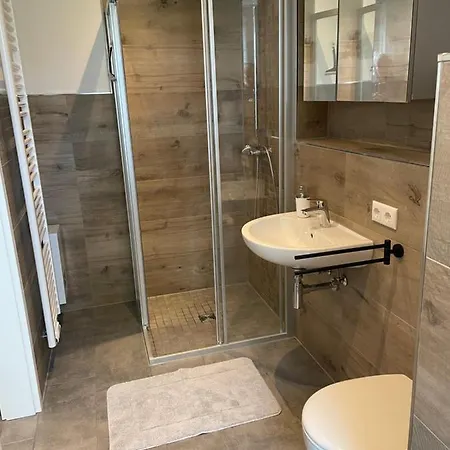 Nora Mit Blick Auf Den Ribnitzer